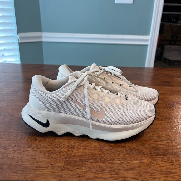 Nike Motiva Gore-Tex women’s cream light peach athletic shoes size 8